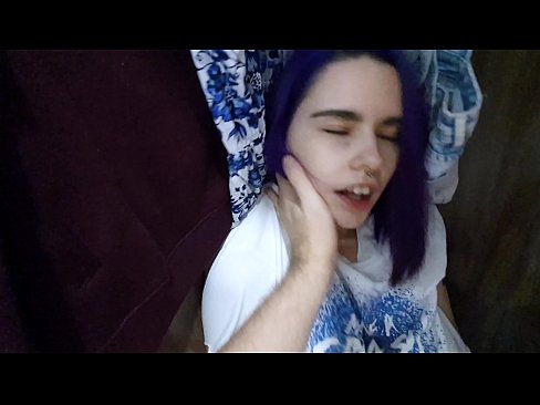 ❤️ Wedi dod o hyd i fy sis yn y closet a helpu ei cum ❤ Fideo porn wrthon ni ☑